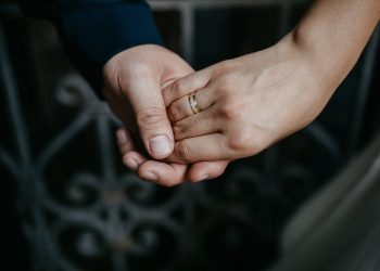 Mơ thấy nắm tay có ý nghĩa gì? Điềm lành hay dữ?