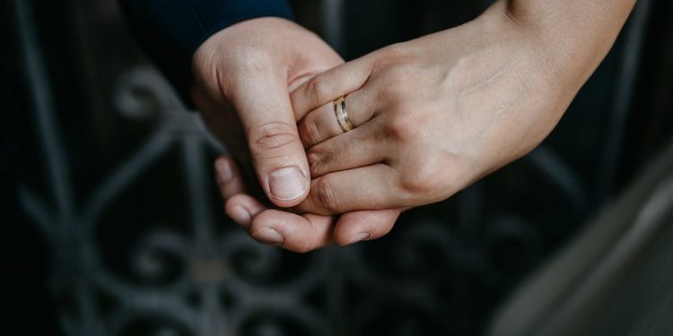 Mơ thấy nắm tay có ý nghĩa gì? Điềm lành hay dữ?