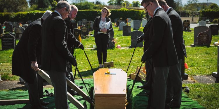 mơ thấy đám tang là điềm gì