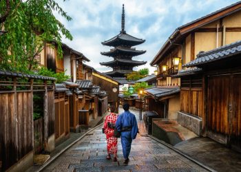 mơ thấy có người trước cửa