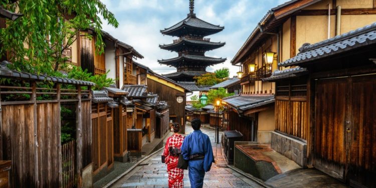 mơ thấy có người trước cửa