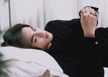 mơ thấy ngủ với người nổi