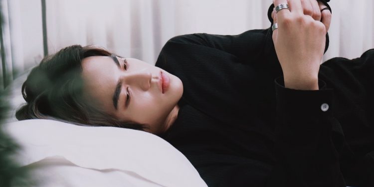 mơ thấy ngủ với người nổi