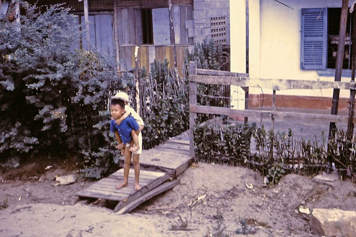 mơ thấy người trước cửa